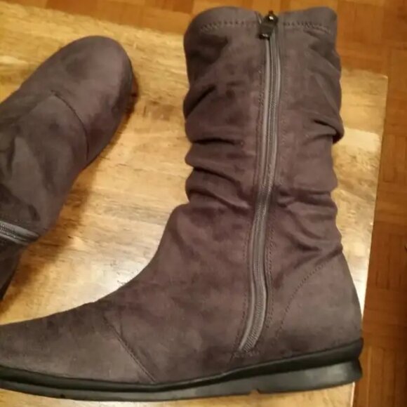 Bussola Women's Suede Lightweight Bootie (Charcoal) - Picture 4 of 7